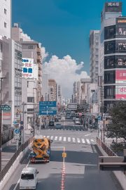 动漫衍生短剧封面，二次元风格人物在城市街道中行走，画面色彩鲜艳充满活力
