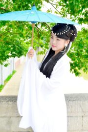 古装短剧封面，女主角身着华丽宫廷服饰站在古典庭院中，画面色彩浓郁古典气息浓厚
