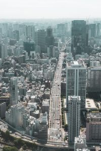 都市逆袭短剧海报，男主角身着西装站在城市高楼背景前，眼神坚定霸气，画面色调冷峻有质感