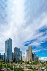 高分都市短剧封面，主角在写字楼顶层俯瞰城市，逆袭题材气势磅礴